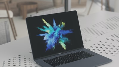 MacBook Pro在白色的金属表面
